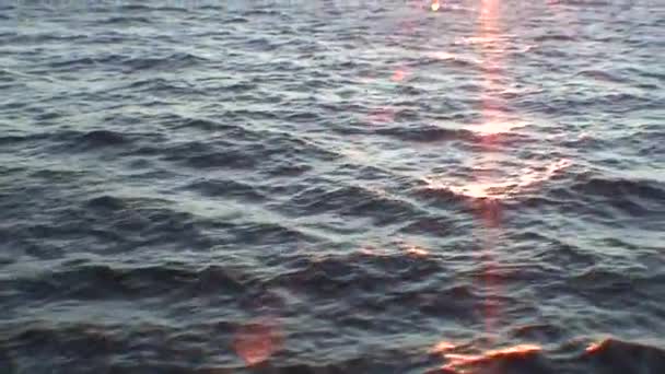 Ανατολή και το νερό ορίζοντα από το κινούμενο πλοίο, προβολή — Αρχείο Βίντεο