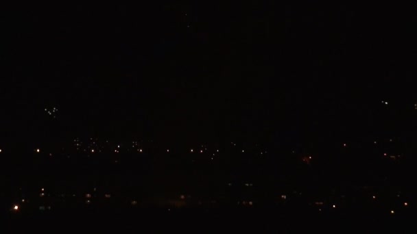 Feuerwerk zwei über der Stadt — Stockvideo