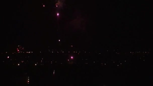 Feuerwerk drei über der Stadt — Stockvideo