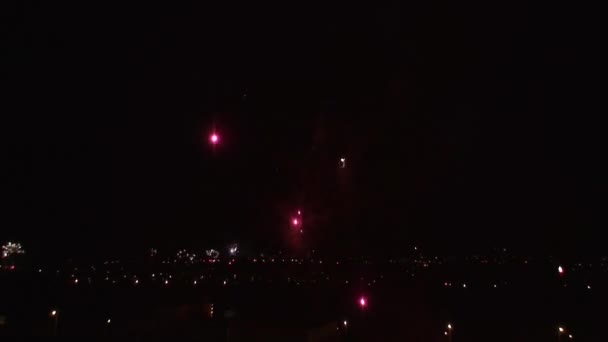 Feuerwerk vier über der Stadt — Stockvideo