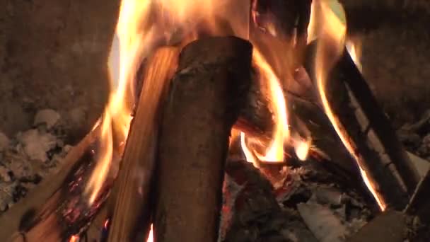 Open haard brandende vlammen close-up twee — Stockvideo