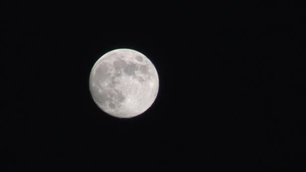 Luna llena con nubes una — Vídeo de stock