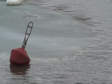 Çöp-buz yakınında kırmızı şamandıra