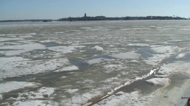 Hielo roto en el mar uno — Vídeo de stock