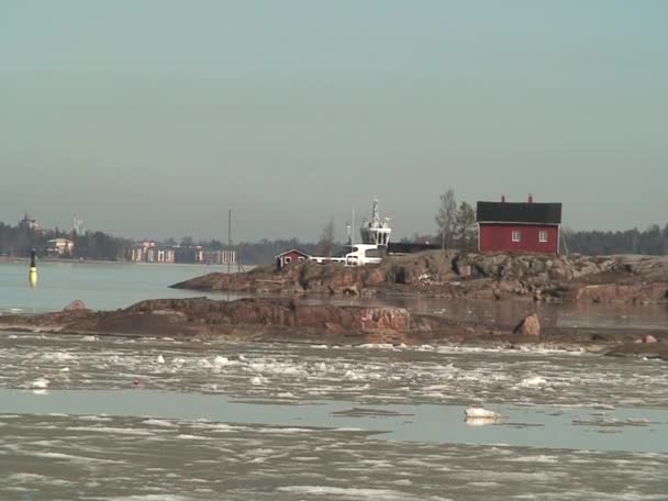 Bateau de croisière se déplace près de l'île 1 — Video