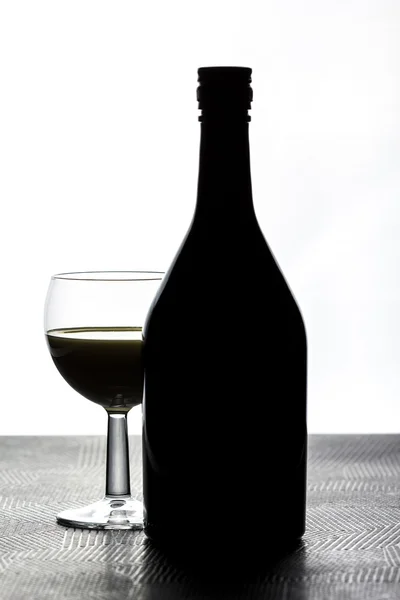 Glas yanında bir şişe