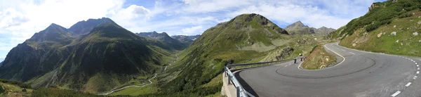 Дорога в швейцарских Альпах, Давос, Швейцария — стоковое фото