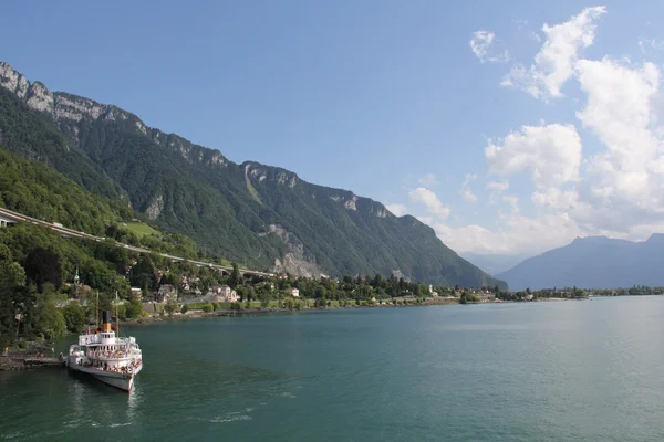 Montreux Cenevre Gölü üzerinde