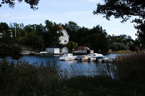 Casa junto al lago — Foto de Stock