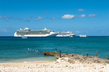 cayman Adaları'nda yolcu gemilerine