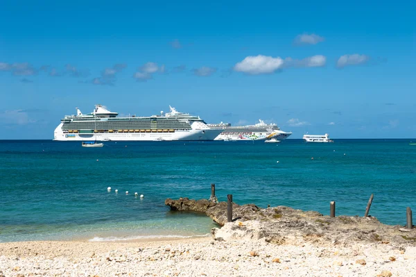 Cayman Adaları'nda yolcu gemilerine — Stok fotoğraf