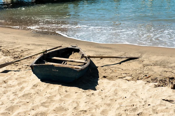 Лодка на песке — стоковое фото
