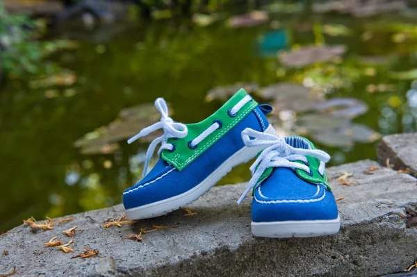 Blå och gröna skor — Stockfoto