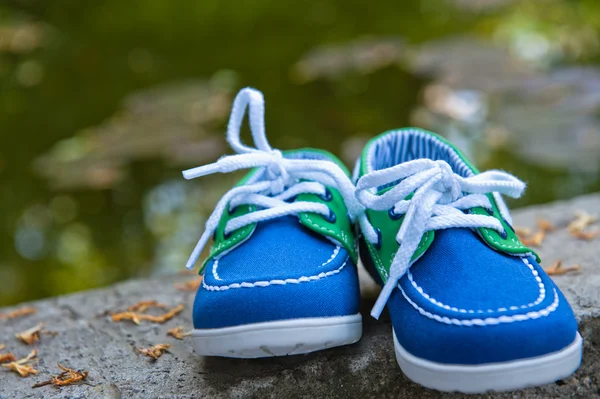 Sapatos azuis e verdes — Fotografia de Stock