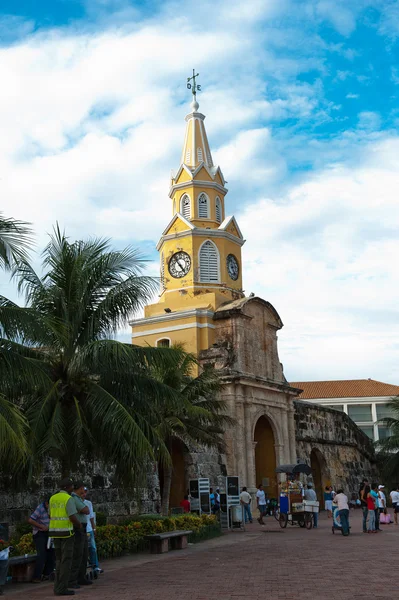 Puerto del Reloj Entrada histórica em Cartagena, Colômbia. pode ser visto em frente ao portão andando perto de uma estátua . — Fotografia de Stock