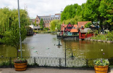 Kopenhag, Danimarka - 25 Mayıs 2010: tivoli bahçeleri Gölü manzarası.