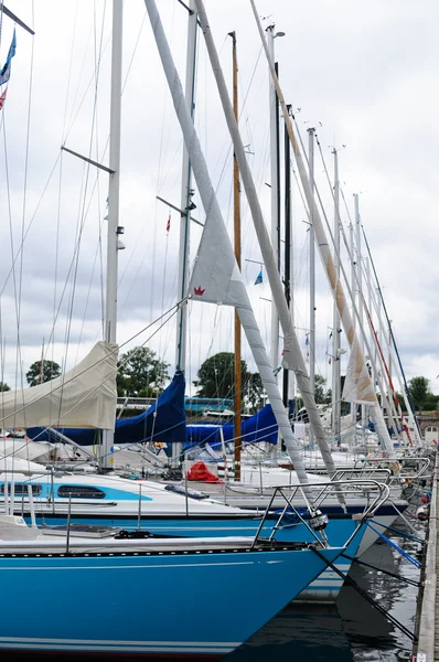 Barche a vela nel porto — Foto Stock