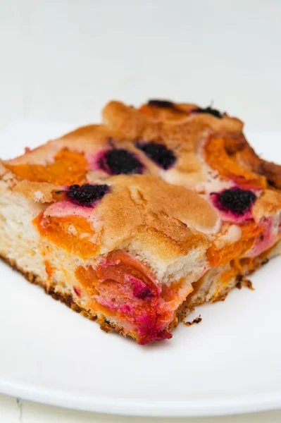 Persika och mulberry tårta — Stockfoto