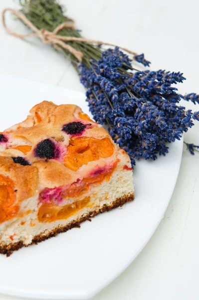 Persika och mulberry tårta — Stockfoto