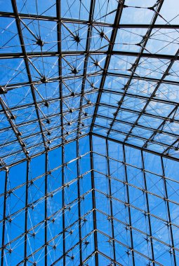Piramit louvre Müzesi önünde yakın çekim