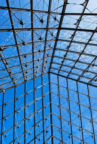 Piramit louvre Müzesi önünde yakın çekim