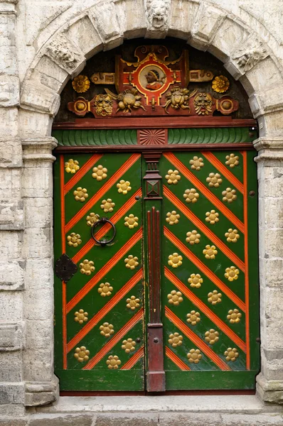 Vecchia porta colorata a Tallinn, Estonia — Foto Stock