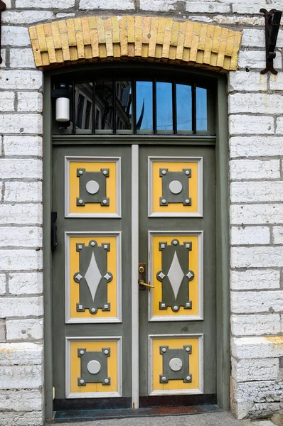 Vecchia porta colorata a Tallinn, Estonia — Foto Stock
