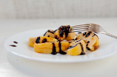 çikolata şurubu ile sırlı ayvaları