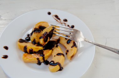 çikolata şurubu ile sırlı ayvaları