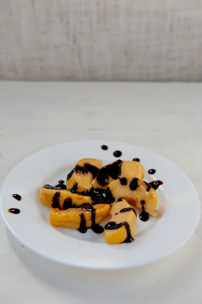 Glazed quinces with chocolate syrup — Stock Photo, Image