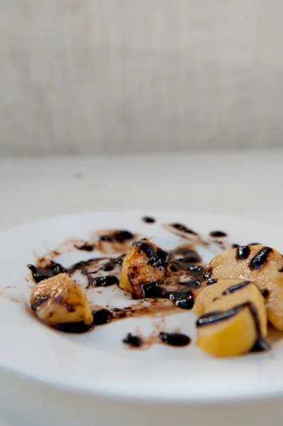 Quinces vitrificados com xarope de chocolate — Fotografia de Stock