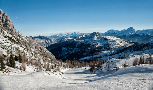 Alpi in inverno, Comprensorio sciistico Nassfeld - Alpi montane, Austria — Foto Stock