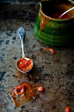 Kaşıkta domates sosu