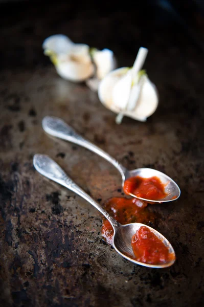 Sos pomidorowy, łyżki — Zdjęcie stockowe