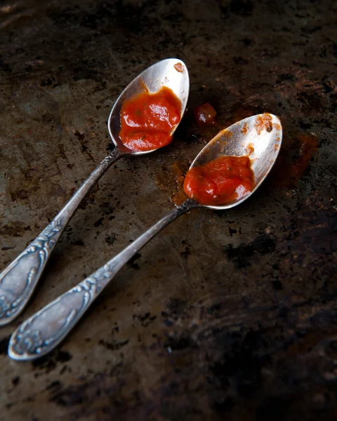 Salsa de tomate en una cuchara — Foto de Stock