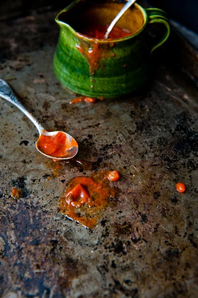 Salsa de tomate en una cuchara — Foto de Stock