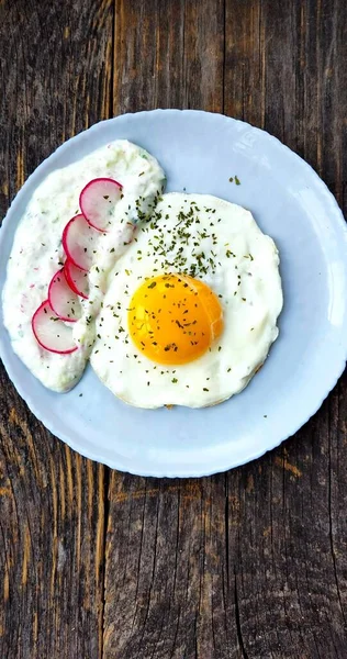 Завтрак Утром Жареным Яйцом Цацики — стоковое фото