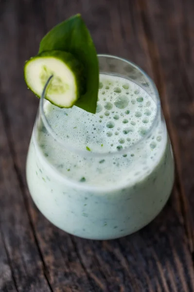 Yeşil Sebze Püresi Badem Sütü Ahşap Masada Salatalık — Stok fotoğraf