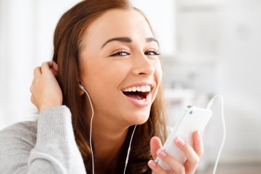 cep telefonu kullanan genç ve güzel kadın