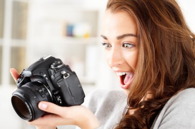 Güzel kadın, DSR kamerası olan profesyonel bir fotoğrafçı.