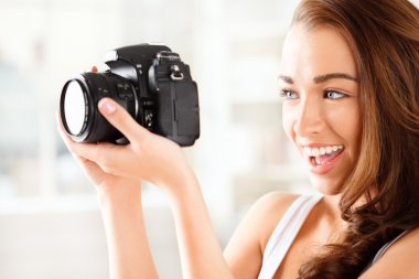 profesyonel fotoğrafçı dslr fotoğraf makinesi ile güzel bir kadındır