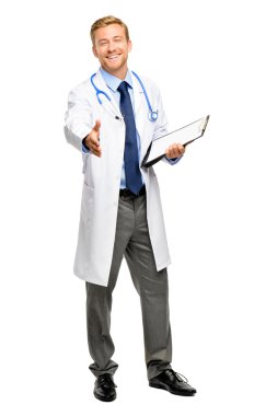 Kendine güvenen genç bir doktor beyaz zemin üzerine tam uzunlukta