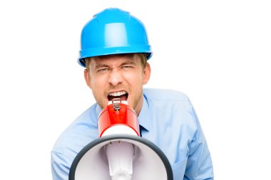 Beyaz arka planda megafonla bağıran işadamı.