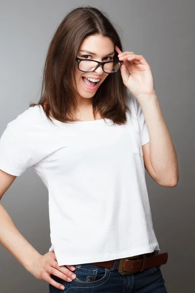 Atractiva joven geek mujer sonriendo — Foto de Stock