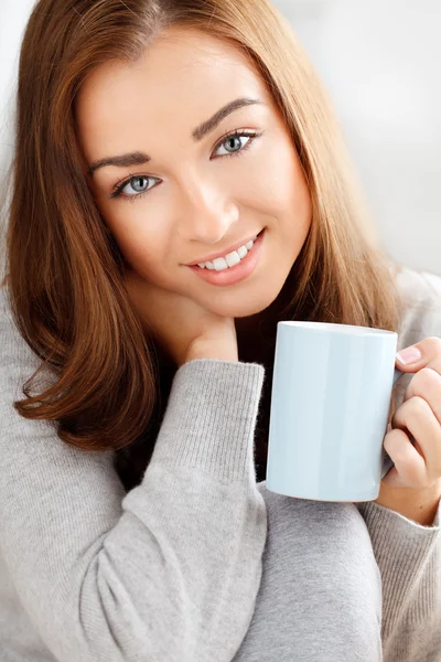Detailní portrét atraktivní mladá žena s úsměvem — Stock fotografie