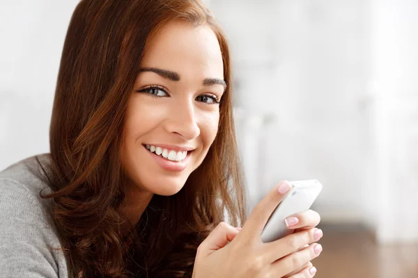 Mujer bastante joven usando el teléfono móvil —  Fotos de Stock