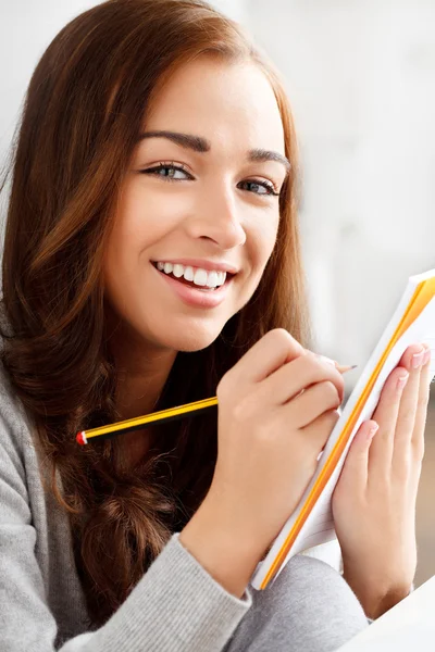 Bella giovane studente facendo i compiti — Foto Stock