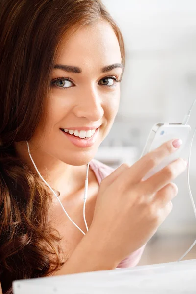 Attraktiv ung tonåring lyssna på musik — Stockfoto