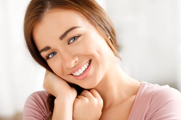 Retrato de cerca de una joven atractiva sonriendo —  Fotos de Stock