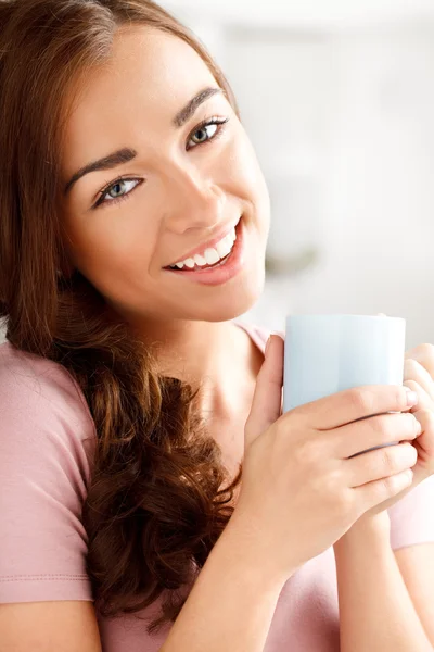 Attraktiv ung kvinna dricka kaffe hemma — Stockfoto